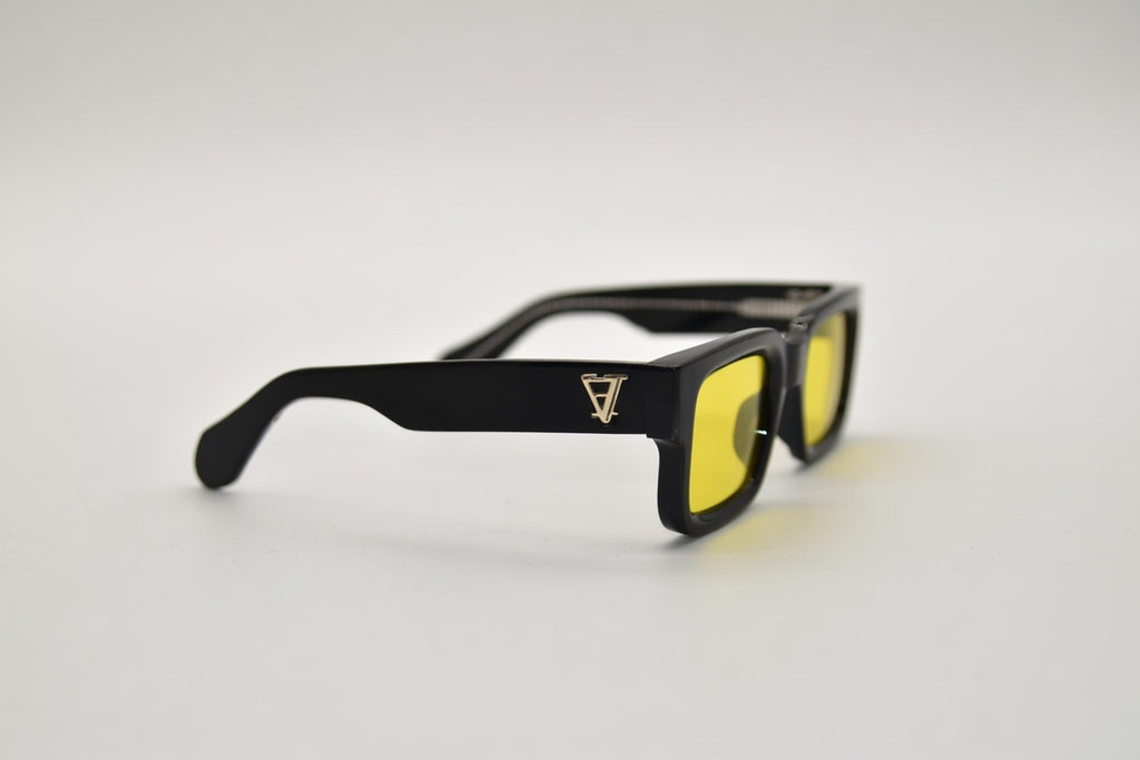 Oneiro Black on Yellow